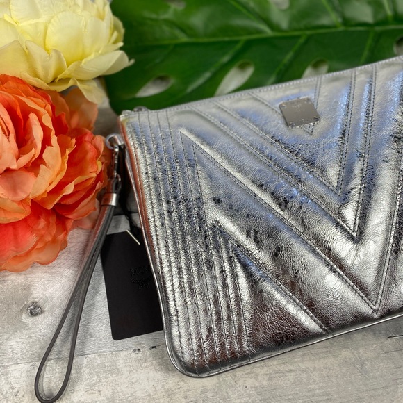 MCM wristlet zip pouch quilted metallic silver - Picture 2 of 8